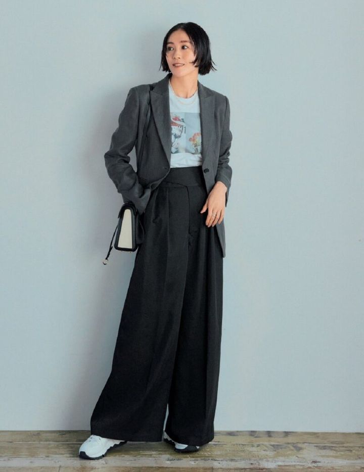 HYKEのグルカパンツ 40代の仕事コーデ