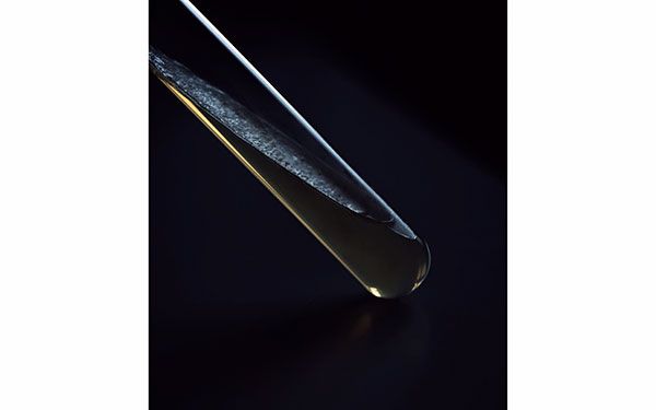 試験管に入った液体／発酵イメージ