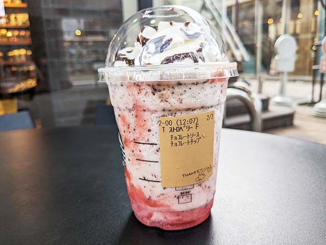 2024「スターバックス ストロベリー フラペチーノ®」チョコチップ＆チョコソース追加カスタム側面