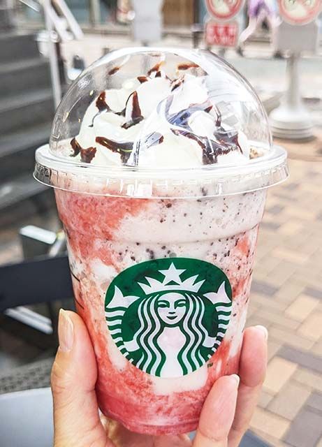 2024「スターバックス ストロベリー フラペチーノ®」チョコチップ＆チョコソース追加カスタムを手で持っている様子
