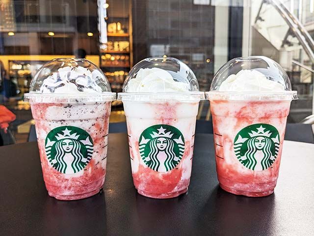 「スターバックス ストロベリー フラペチーノ®」と2種のカスタムされた「スターバックス ストロベリー フラペチーノ®」って？がテーブルに並んでいる様子