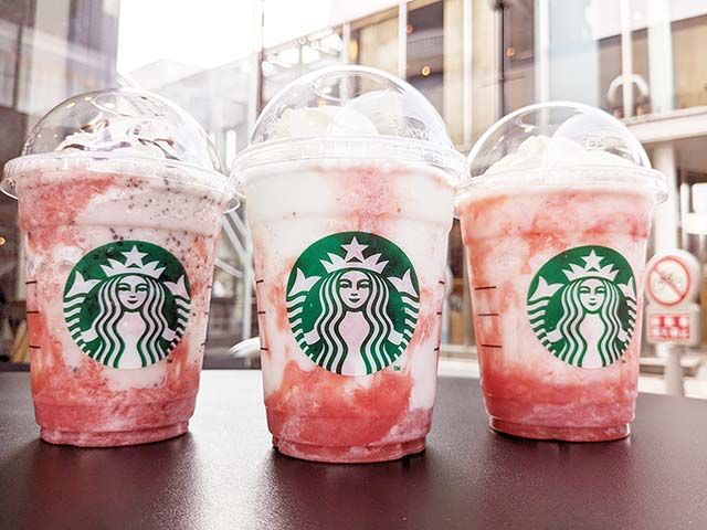 「スターバックス ストロベリー フラペチーノ®」と2種のカスタムされた「スターバックス ストロベリー フラペチーノ®」って？がテーブルに並んでいる様子