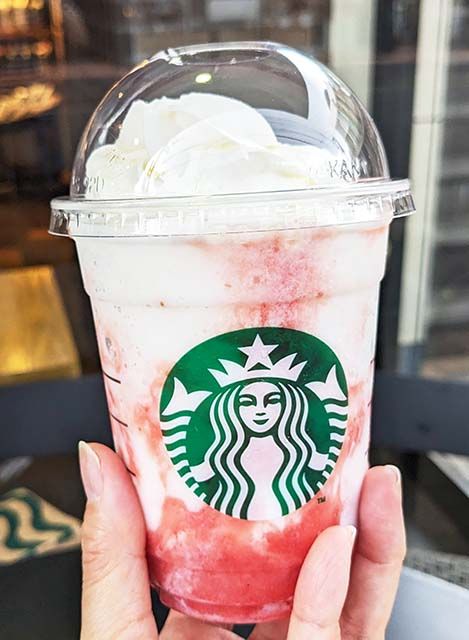 2024「スターバックス ストロベリー フラペチーノ®」を手に持っている様子