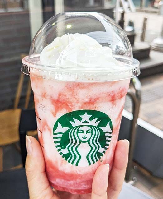 2024「スターバックス ストロベリー フラペチーノ®」アーモンドミルク変更＆ホワイトモカフレーバーシロップ追加＆バニラフレーバーシロップ追加カスタムを手で持っている様子