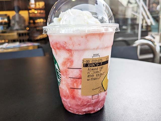 アーモンドミルク変更＆ホワイトモカフレーバーシロップ追加＆バニラフレーバーシロップ追加カスタム側面