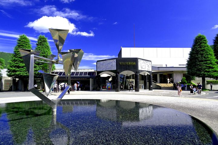 エントランスからエスカレーターを下って屋外展示場へ