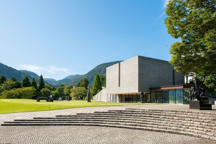 本館ギャラリー（写真右）