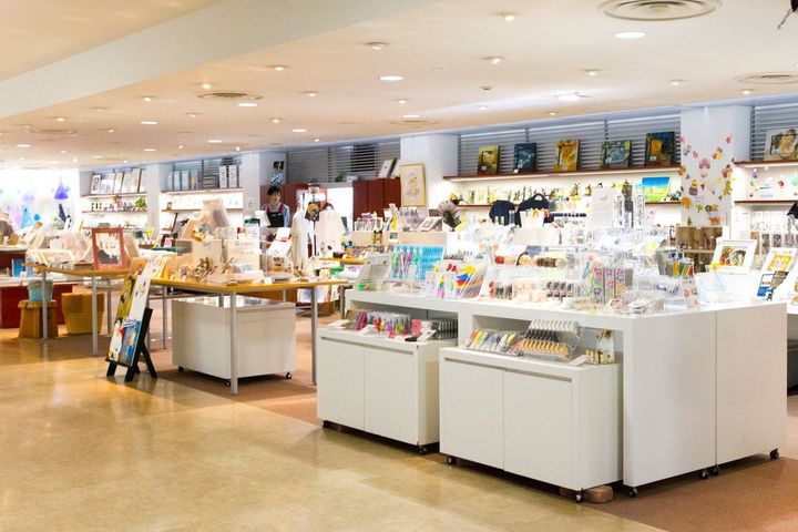 美術館ならではのセンスあふれるグッズがずらり