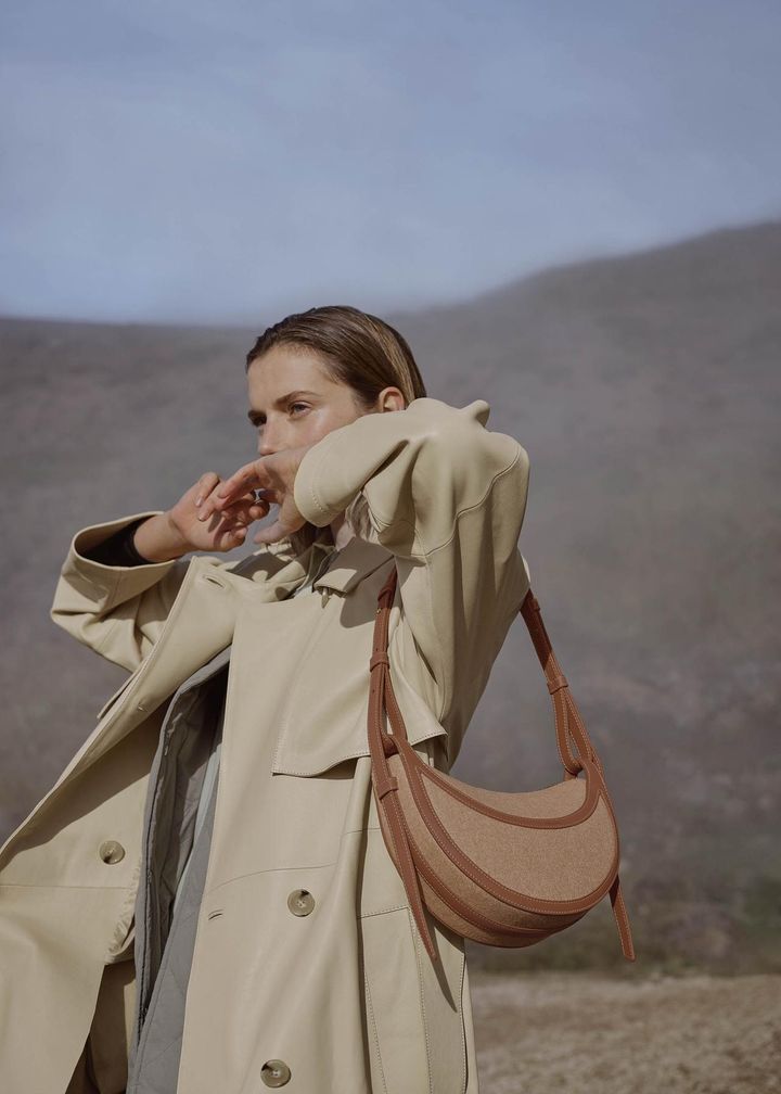 画像: ウールとレザーのコンビネーションが洒落感を底上げ。Numéro Dix Tissé ￥81,000／Polène jp.polene-paris.com