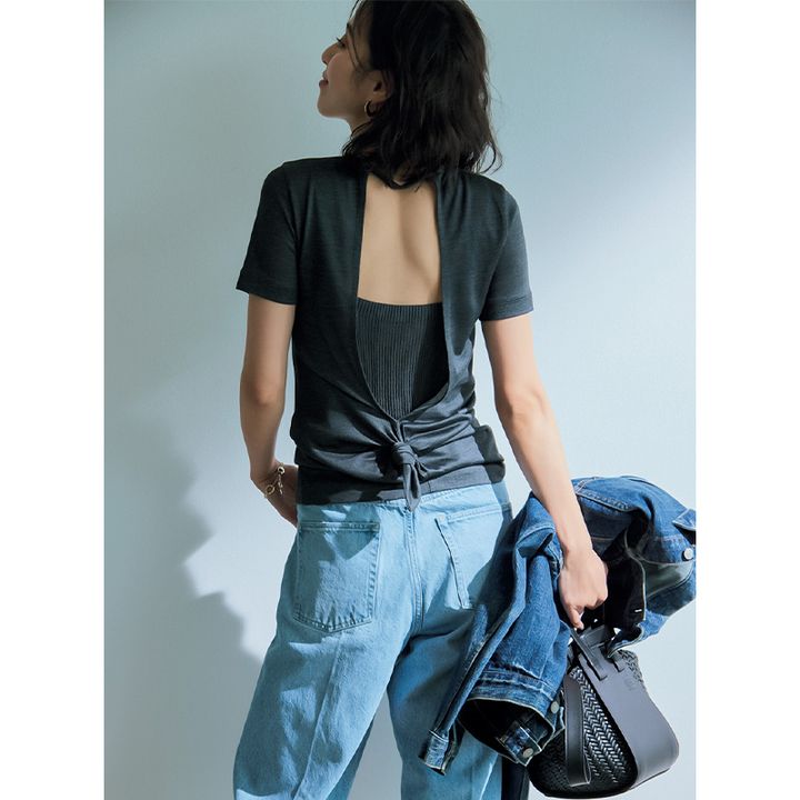 ロエベのTシャツ,デニムコーデ,肌見せコーデ,岡本あずさ