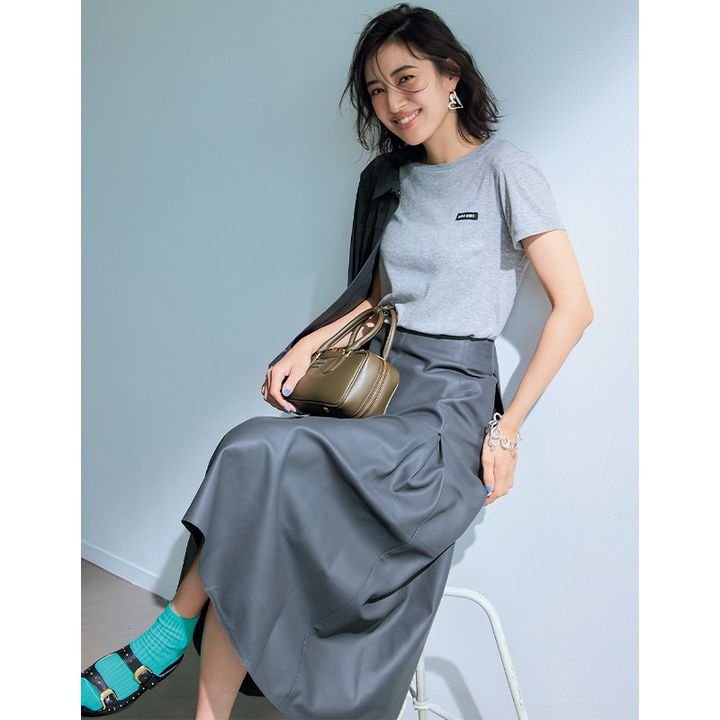 グレーコーデ,MIUMIUのTシャツ,岡本あずさ