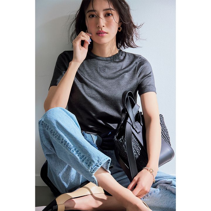 ロエベのTシャツ,デニムコーデ,岡本あずさ