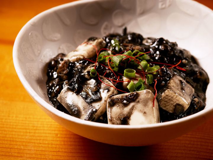 神田『鳥のかけ橋』の「黒麻婆豆腐」