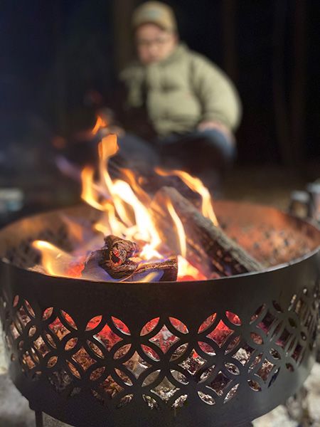 キャンプ歴40年、年間60泊以上の上級キャンパー達が使いこなす便利すぎる焚き火台とは？