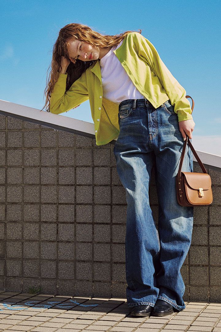 ワイドデニムにカーディガンとレザーバッグを合わせて品よくおしゃれ【本日のFUDGE GIRL-5月9日】