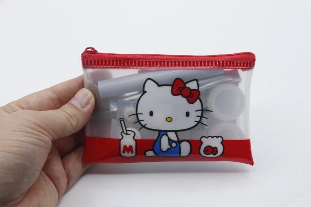 ダイソーのハローキティ柄ポーチ