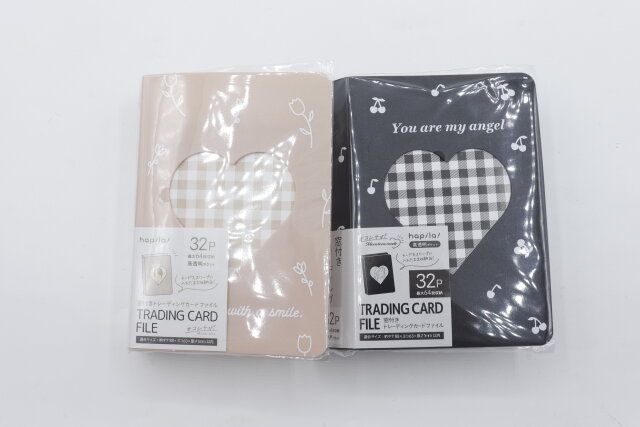 ダイソーの窓付きトレーディングカードファイルのパッケージ