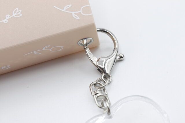 ダイソーの窓付きトレーディングカードファイルはキーホルダーを付けられる