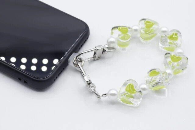 セリアのビーズストラップ ハート カラフル