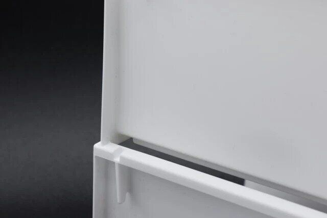 ダイソーの積み重ねマルチラック01 ホワイトを積み重ねる様子