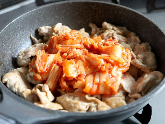 とろ～りチーズの豚こまキムチ炒め レシピ 白菜キムチを入れて混ぜる
