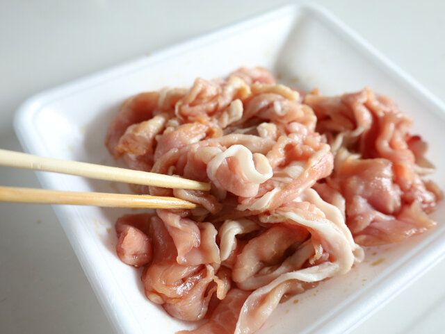 とろ～りチーズの豚こまキムチ炒め レシピ 軽く和えて下味をつける