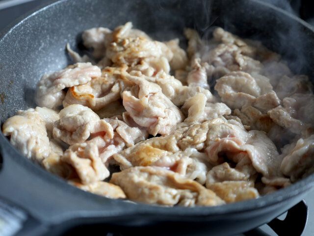 とろ～りチーズの豚こまキムチ炒め レシピ ごま油をひいたフライパンで豚小間肉を焼く