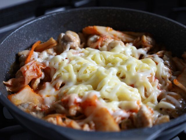 とろ～りチーズの豚こまキムチ炒め レシピ チーズをのせフタをする