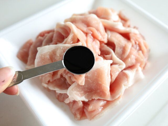 とろ～りチーズの豚こまキムチ炒め レシピ 豚小間肉にしょう油と砂糖をまぶす