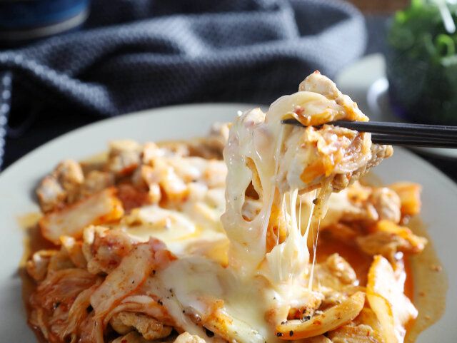 とろ～りチーズの豚こまキムチ炒め レシピ