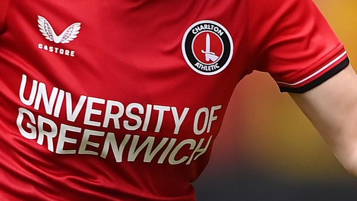 チャールトン解雇後にアダルト系モデルに転身していた美女選手、4年ぶりに現役復帰！セクシーなプレー姿を見せる