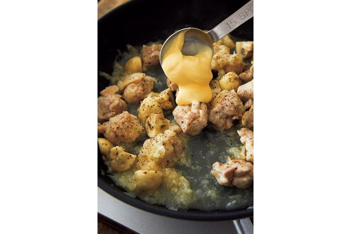 白ワインで蒸し焼きにする