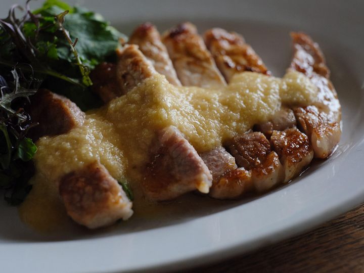 みずみずしくパンチの効いた“新玉ねぎダレのポークソテー”