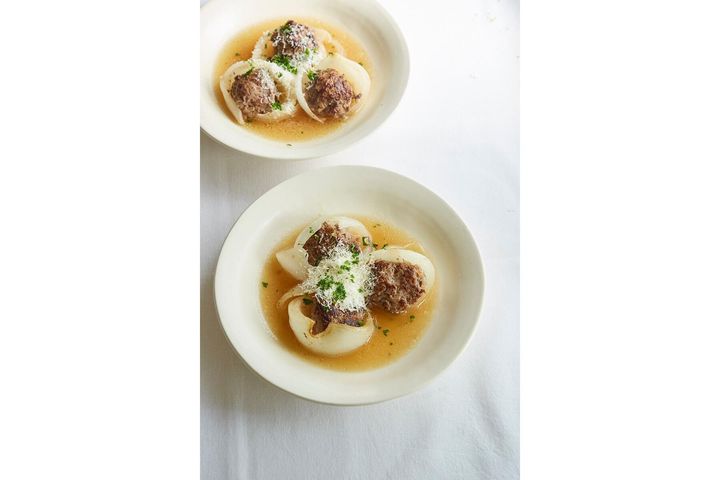 トロリとほどける“新玉ねぎの肉詰め”