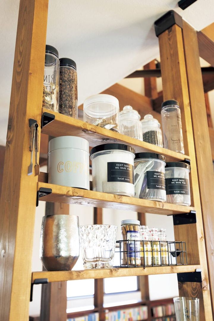 突っ張り棒と木材を組み合わせて作ったスパイスラック