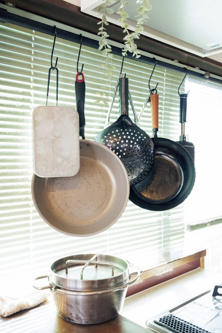 吊り下げでキッチンツールはすっきり収納