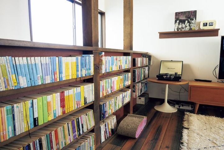 階段脇の本棚とレコードプレイヤー