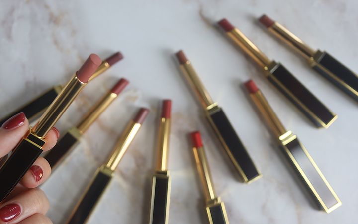 トムフォード ビューティの「スリム リップ カラー シャイン」を全色スウォッチ！イエベ、ブルベ別のおすすめも紹介