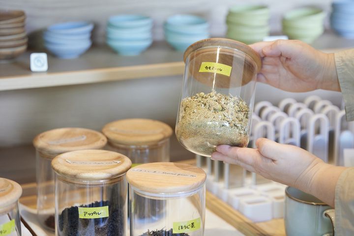 フリードリンクコーナーにあるお茶は、スティック型のティーストレーナーに茶葉を入れてカップのなかへ