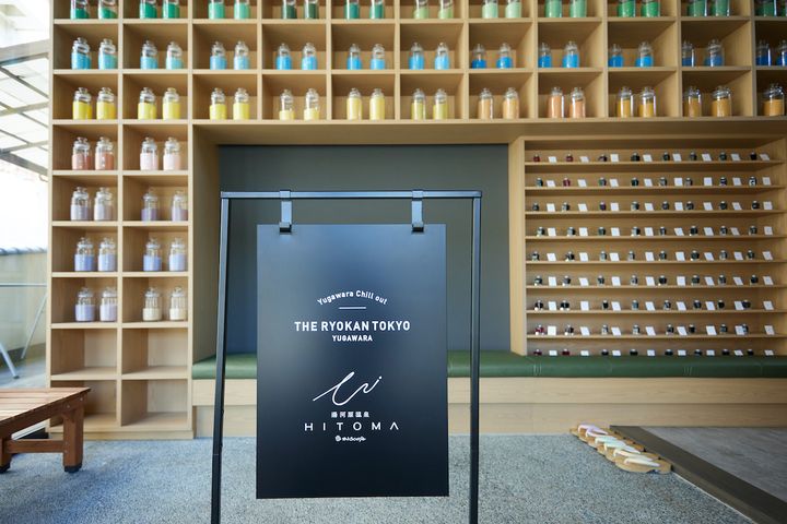 棚に置かれた瓶の中身の正体はカラーサンド。グレーカラーの壁にアクセントを添える