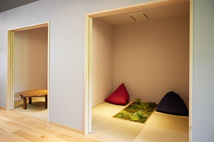 左の茶の間にはちゃぶ台があり、読書や創作活動に集中したい人におすすめ