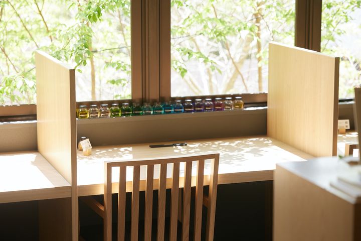 共有スペース手前のカウンターテーブルには9つの席が並ぶ