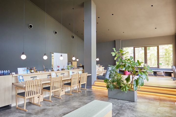 食事と喫茶メニューは写真左のカウンター（席は6つ）から提供する