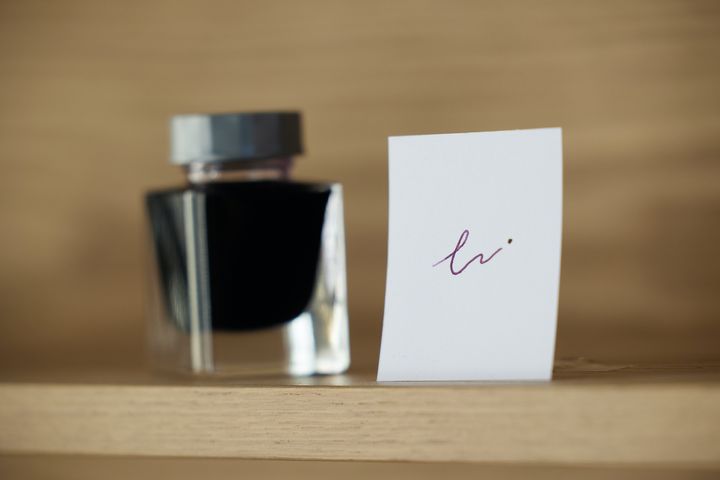 オープン時にスタッフ自ら調合したインクを置く。裏には配合も書かれている