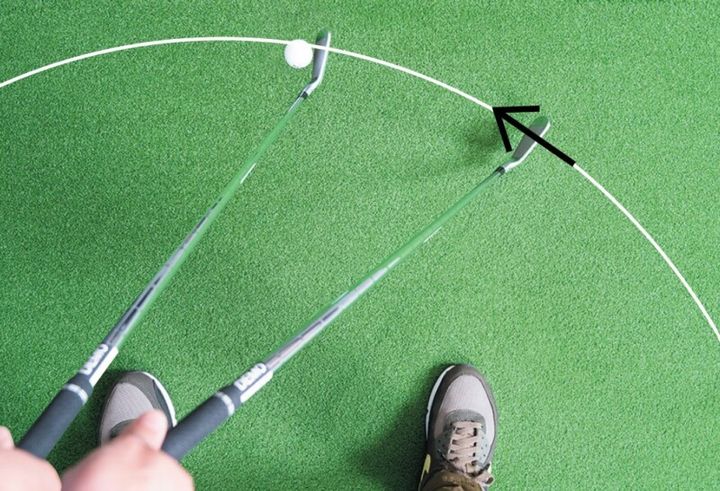 アイアンで飛距離を最大限伸ばす方法！腕と体の”ズレ”が大事