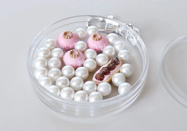 ダイソーのキーホルダーキット（58cm）にビーズを入れる様子