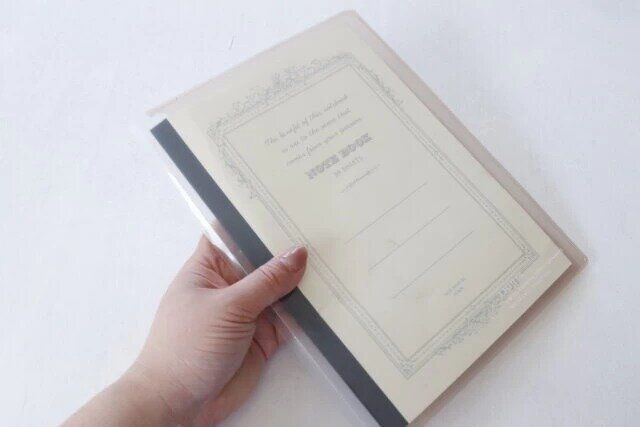 ダイソーのプリントが入れられるノートカバー（CIS、B5）からノートが透けて見える様子