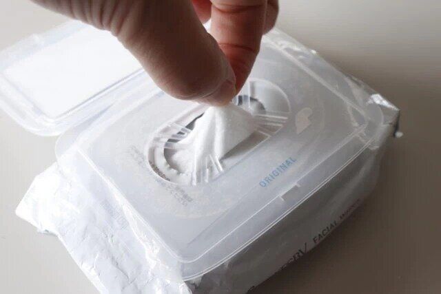 ダイソーの写真が入るウエットシートのフタをウェットティッシュに取り付けた様子