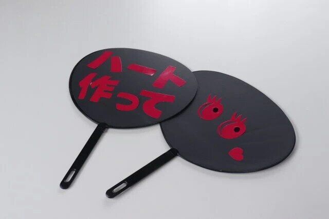 ステッカーでデコレーションしたダイソーのコンサート用うちわ（ブラック、2個）