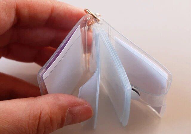 ダイソーのアルバムキーホルダー（3.3cm×4.3cm、16ポケット、星リング付）のデザイン